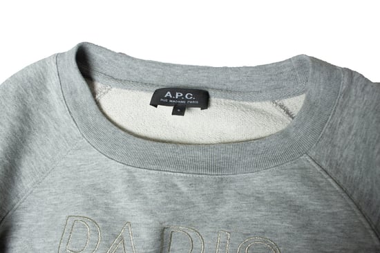 A.P.C., Grijze crewneck trui met PARIS-print - Image 5