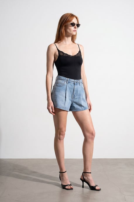 Hoogwaisted denim short met riem - Image 1