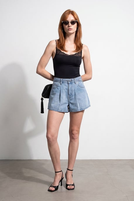 Hoogwaisted denim short met riem - Image 4