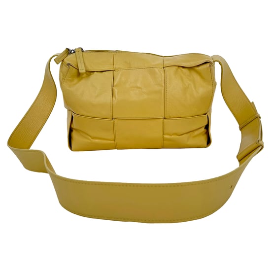 Bottega Veneta Medium Arco cameratas in geel kalfsleer - Image 2