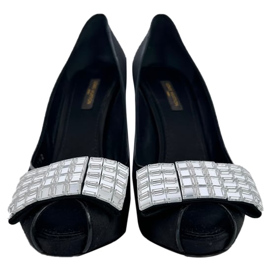 Louis Vuitton pumps met open neus en kristallen versiering in zwart satijn - Image 2