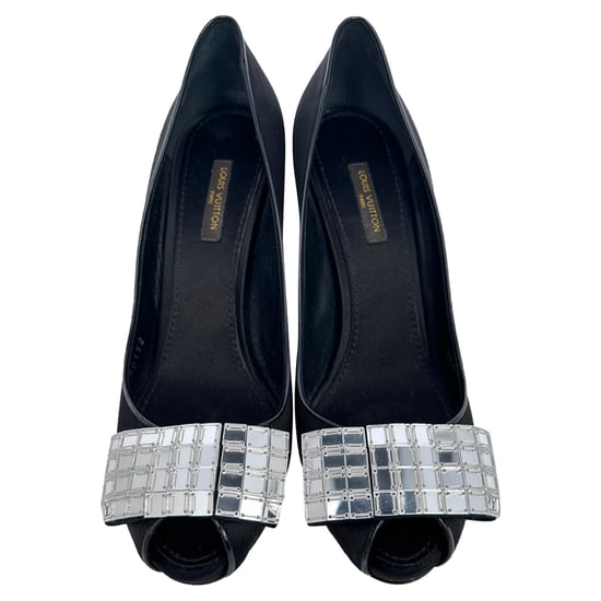 Louis Vuitton pumps met open neus en kristallen versiering in zwart satijn - Image 3