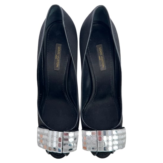 Louis Vuitton pumps met open neus en kristallen versiering in zwart satijn - Image 4