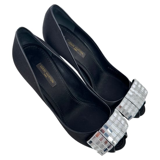 Louis Vuitton pumps met open neus en kristallen versiering in zwart satijn - Image 5