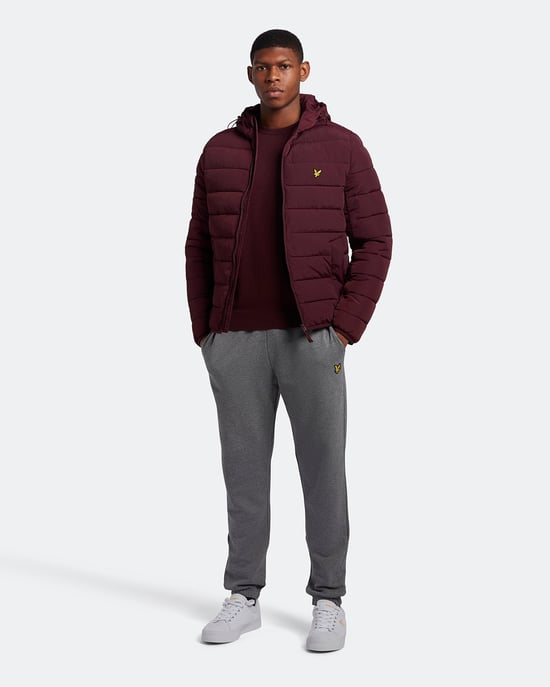 Lyle & Scott katoenen merinotrui met ronde hals in bordeauxrood - Image 2