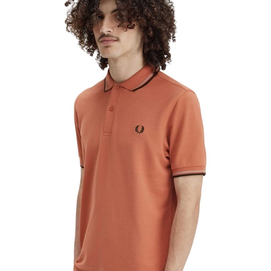 Fred Perry Poloshirt Met Dubbele Punt In Roestbruine Kleur - Image 3
