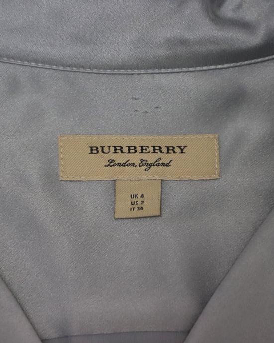 Burberry Midi Wikkeloverhemdjurk in Lichtblauwe Zijde-Satijn - Image 5