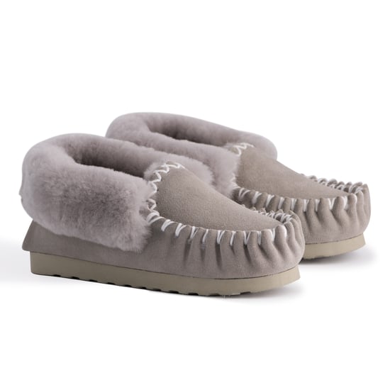 Aus Wooli "Waterloo" Australia Hand Stitched Women's Sheepskin Moccasin, Licht Grijs - Image 6