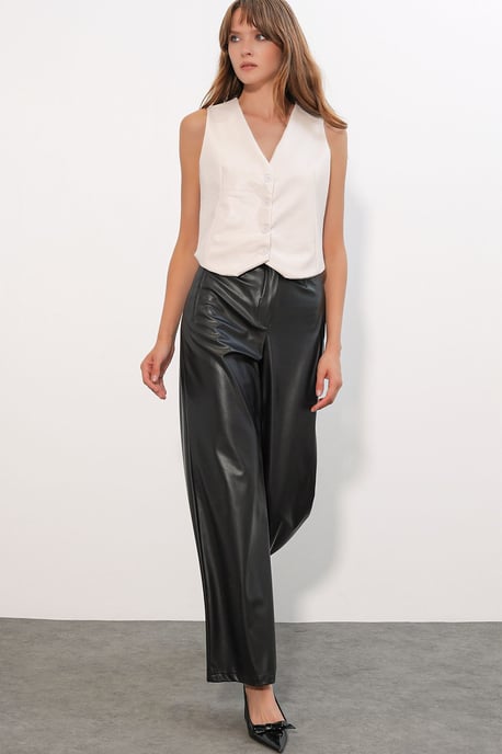 Faux leren V-hals knooploze cropped vest - Image 2