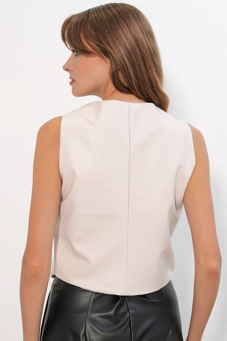 Faux leren V-hals knooploze cropped vest - Image 6
