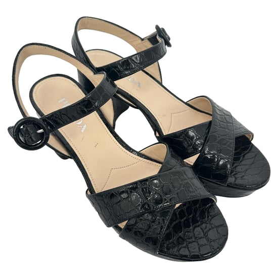 Prada zwarte platform sandalen met krokodillenprint en gekruiste bandjes in zwart lakleer. - Image 4