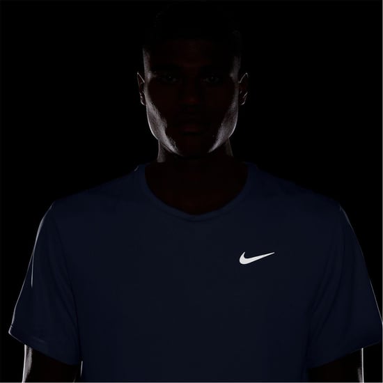 Nike Heren T-shirt Miler met Swoosh en reflecterende details (Ghost) - Image 4