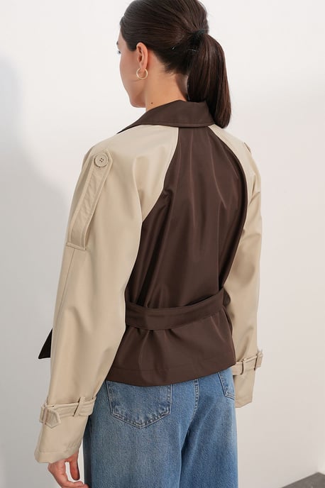 Korte Bouwde Trenchcoat - Image 6