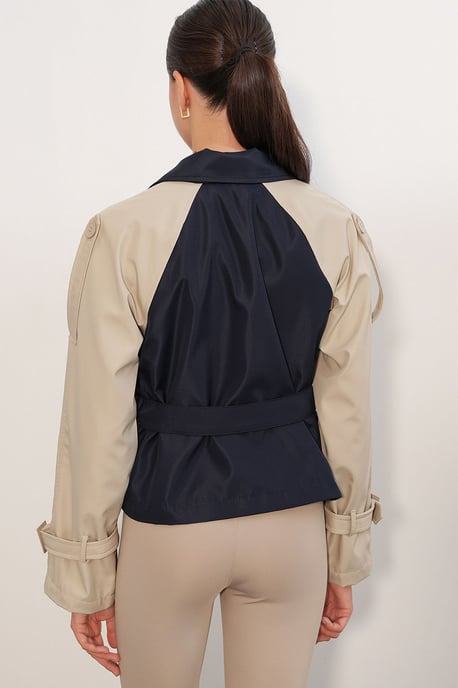 Korte Bouwde Trenchcoat - Image 6