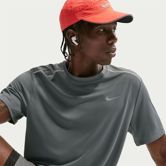 Nike Heren T-shirt Miler met Swoosh en reflecterende details (Rook Grijs) - Image 3