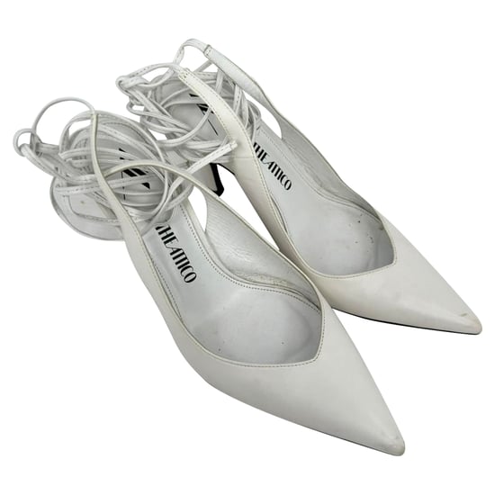 De Attico pumps met spitse neus en strikceintuur in wit leer - Image 5