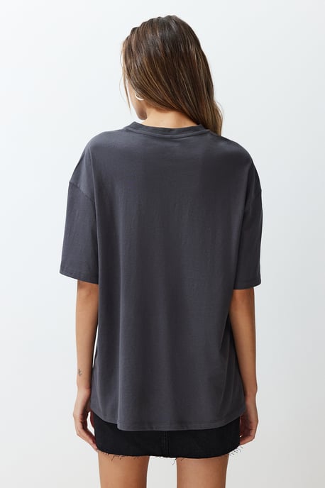 TRENDYOLMİLLA Dames Grijs Grafisch Kort Oversized T-shirts - Image 5