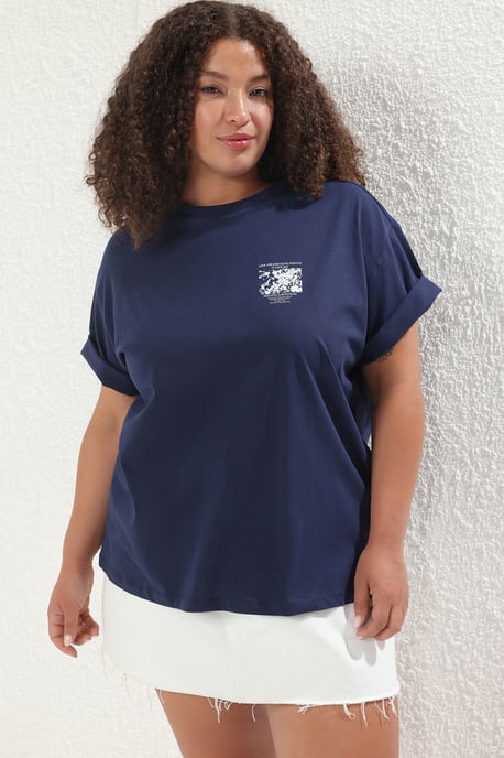 Trendyol Curve Dames Donkerblauw Rugprint Kort Oversized Grote maten T-shirts - Image 1