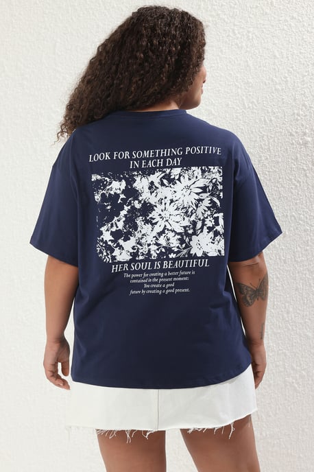 Trendyol Curve Dames Donkerblauw Rugprint Kort Oversized Grote maten T-shirts - Image 2