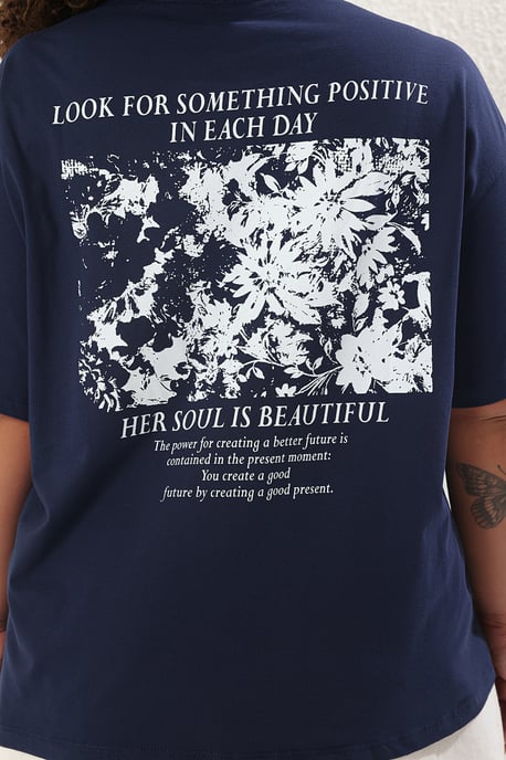 Trendyol Curve Dames Donkerblauw Rugprint Kort Oversized Grote maten T-shirts - Image 3