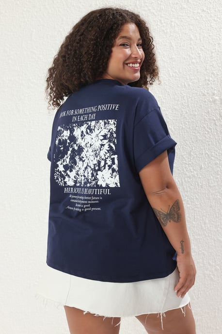 Trendyol Curve Dames Donkerblauw Rugprint Kort Oversized Grote maten T-shirts - Image 6