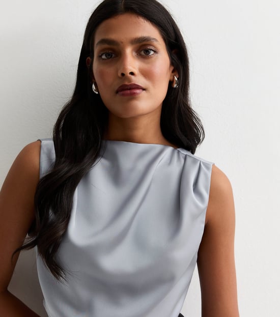Zilveren Hoge Hals Mouwloze Satijnen Top - Image 2