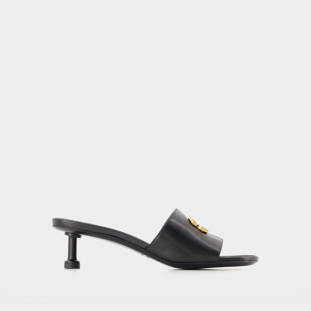 Balenciaga leer sales